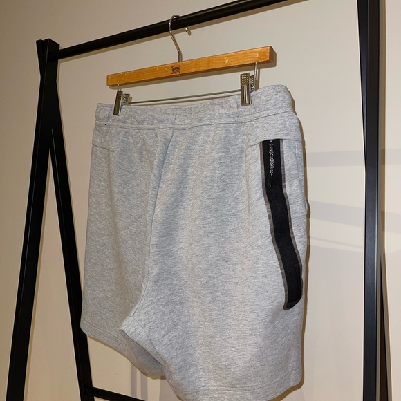 Nike Men’s Tech Fleece Shorts - L - Picture 2 of 3
